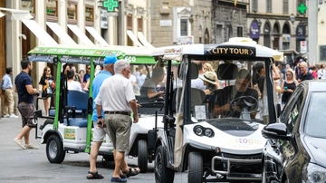 Il turismo degli spiccioli a Firenze. ‘Dividono il piatto in due e l’acqua dal rubinetto’
