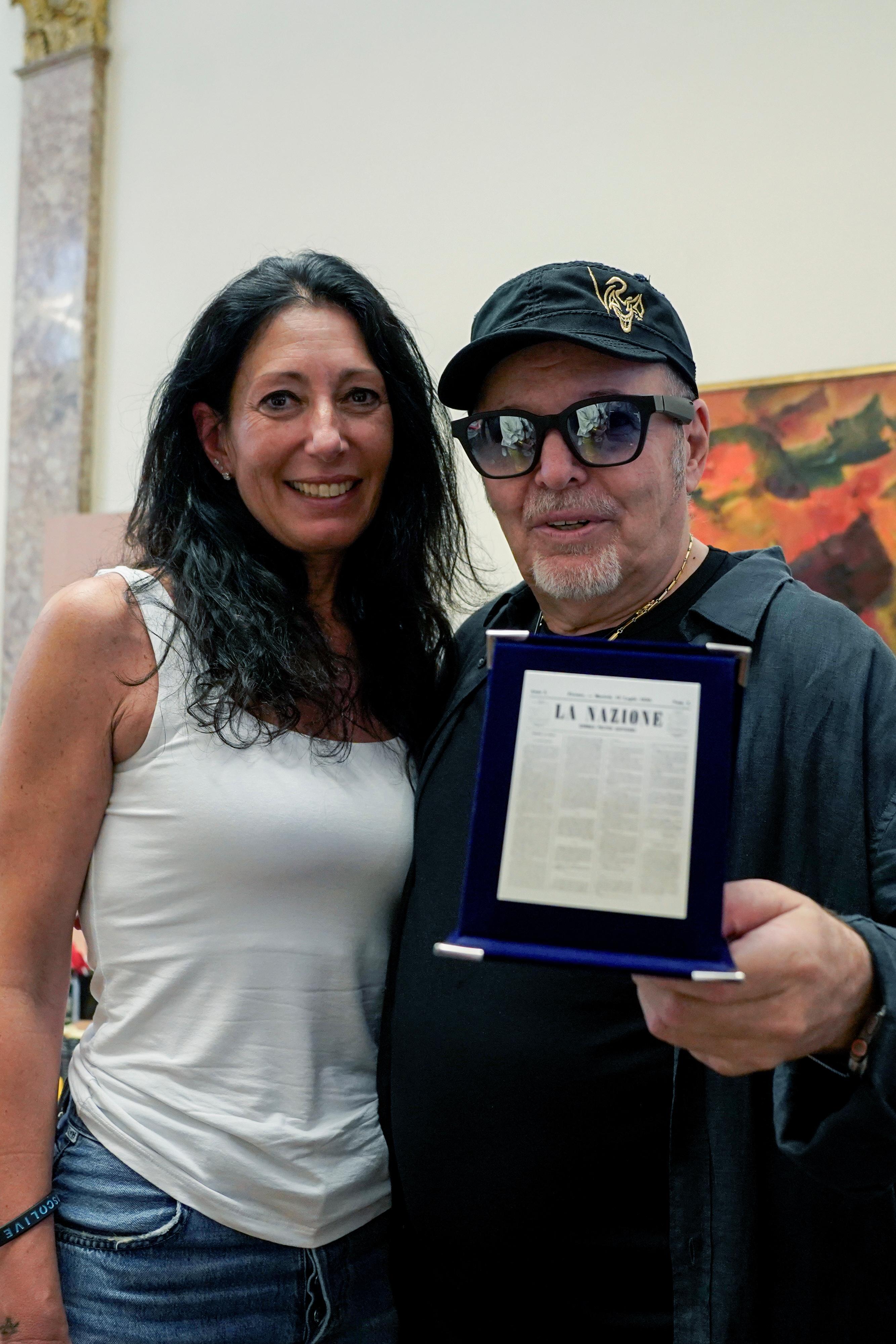 A Vasco Rossi la targa dei 165 anni de La Nazione: “Mi raccomando, che mia mamma vi legge” A Vasco Rossi la targa dei 165 anni de La Nazione: “Mi raccomando, che mia mamma vi legge”