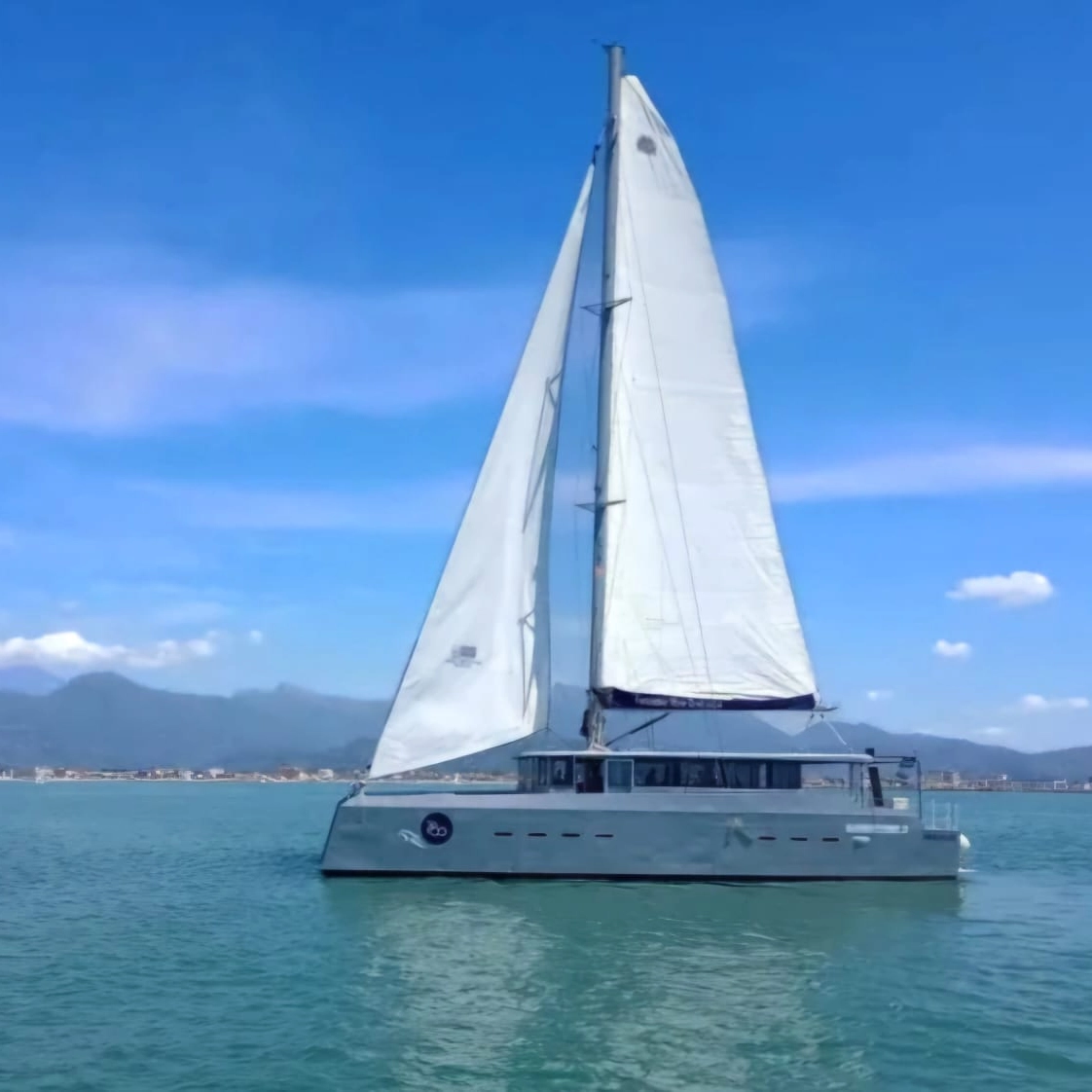 L'imbarcazione in navigazione davanti alla costa della Versilia, in Toscana
