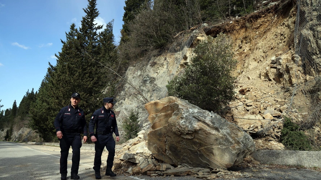 Residenti e attività di Monte Morello in difficoltà per la chiusura della Sp130 a causa di frane. Urgente riapertura.