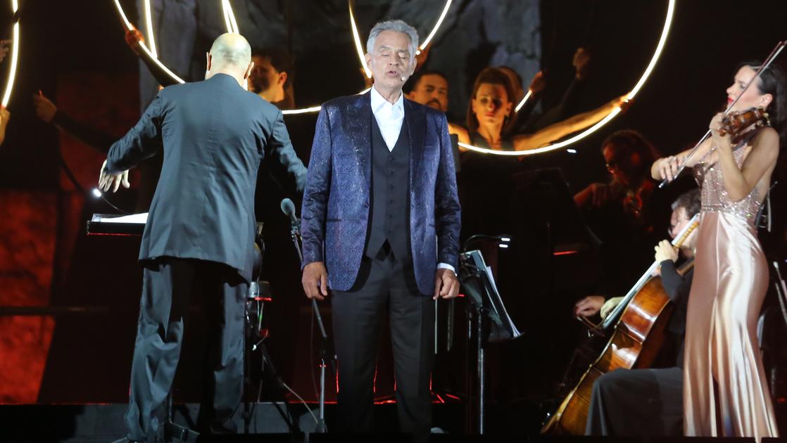 https://www.lanazione.it/image-service/view/acePublic/alias/contentid/MDUxMmNlYzQtNmZkYy00/0/oltre-10mila-spettatori-arrivati-da-tutto-il-mondo-hanno-applaudito-andrea-bocelli-e-i-suoi-ospiti-al-teatro-del-silenzio-tre-serate-che-hanno-celebrato-la-ventesima-edizione.jpeg?f=16:9&w=1200&h=630