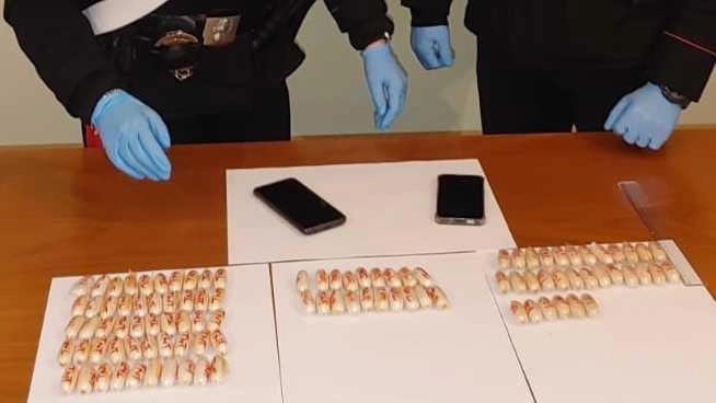 La droga sequestrata: 100 ovuli per un chilo di cocaina pura La droga sequestrata: 100 ovuli per un chilo di cocaina pura