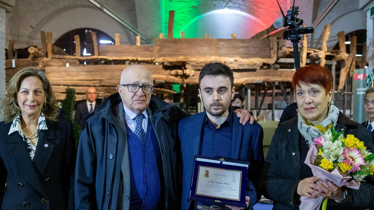 I fratelli Orsini con Domenico Rubino, il 36enne che tentò di salvare Piero e la prefetta di Pisa Maria Luisa D’Alessandro (a sinistra) alla festa della polizia I fratelli Orsini con Domenico Rubino, il 36enne che tentò di salvare Piero e la prefetta di Pisa Maria Luisa D’Alessandro (a sinistra) alla festa della polizia