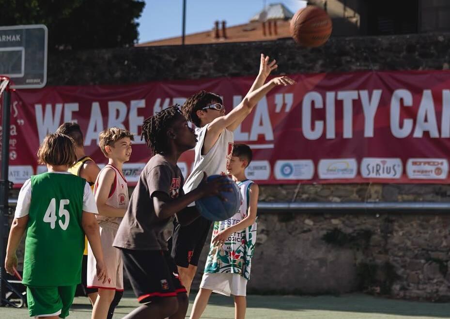 https://www.lanazione.it/image-service/view/acePublic/alias/contentid/MDUxNTcwMzctNjc3Zi00/0/lazienda-di-snack-e-cereali-riqualifica-il-playground.jpeg