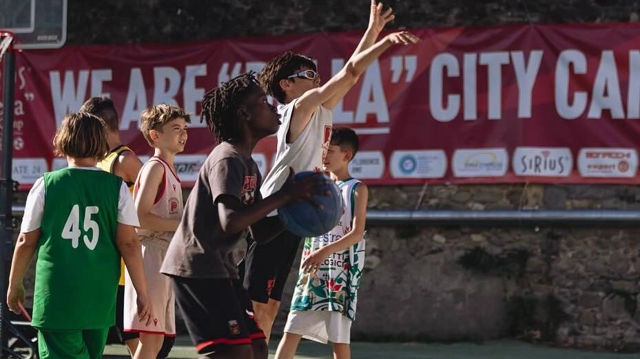Bambini giocano nel. playground che sarà oggetto, a settembre, del restyling nel cuore della città Bambini giocano nel. playground che sarà oggetto, a settembre, del restyling nel cuore della città