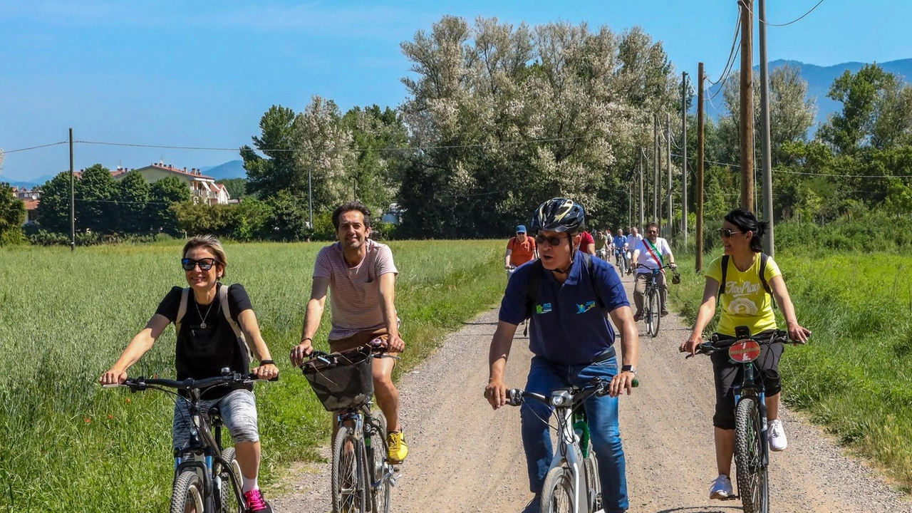 La ciclovia dell'Arno da Signa a Camaioni si espanderà, con bonifica da ordigni bellici e lavori che inizieranno nel 2025 per concludersi entro il 2026. Il progetto collega diverse località lungo il fiume, offrendo un ampio percorso ciclabile per turisti e appassionati delle due ruote. La Regione Toscana ha stanziato fondi per la realizzazione del tratto fra Signa e Montelupo. La ciclovia dell'Arno da Signa a Camaioni si espanderà, con bonifica da ordigni bellici e lavori che inizieranno nel 2025 per concludersi entro il 2026. Il progetto collega diverse località lungo il fiume, offrendo un ampio percorso ciclabile per turisti e appassionati delle due ruote. La Regione Toscana ha stanziato fondi per la realizzazione del tratto fra Signa e Montelupo.