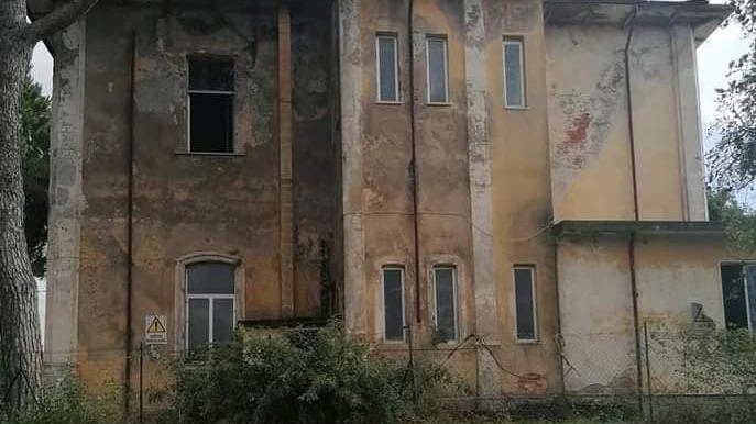 La scuola di Bergiola attende da anni il. recupero definitivo per essere trasformata in luogo della Memopria. da destinare al paese e alla Guardia di Finanza La scuola di Bergiola attende da anni il. recupero definitivo per essere trasformata in luogo della Memopria. da destinare al paese e alla Guardia di Finanza