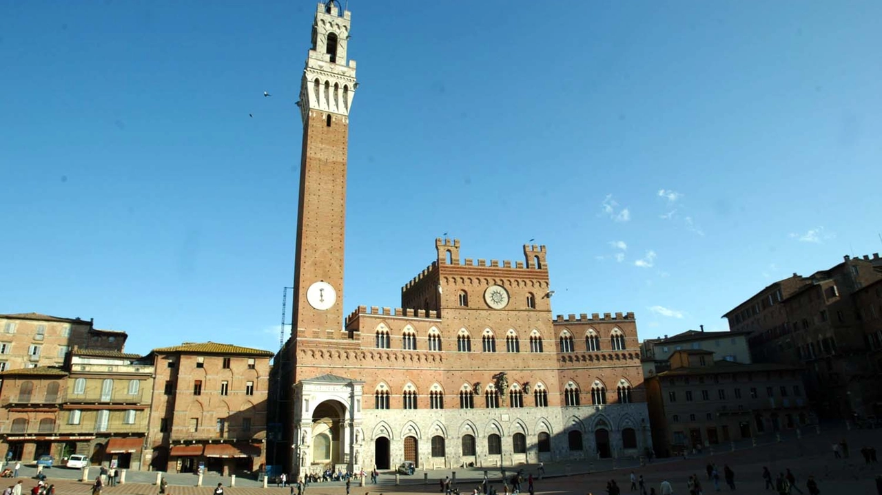 Palio di Siena, nel Cortile del Podestà si svela il Drappellone