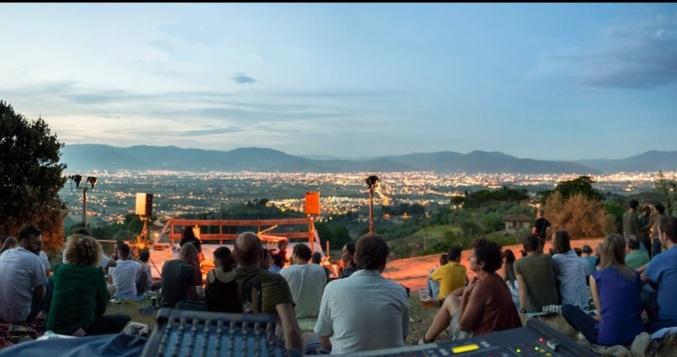 https://www.lanazione.it/image-service/view/acePublic/alias/contentid/MDUzMzM3MmQtMGM4Yy00/0/festival-delle-colline.jpeg
