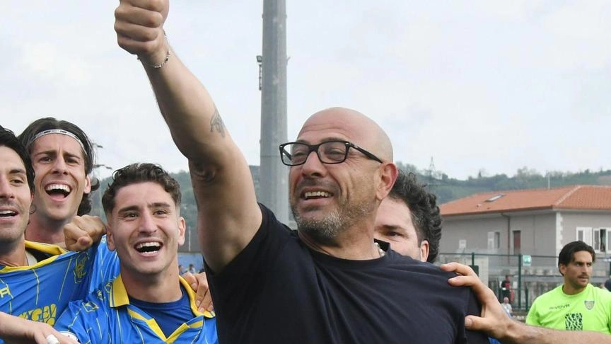 La Carrarese celebra la storica salvezza in Serie B con una parata in Piazza Alberica e un poster commemorativo. La Carrarese celebra la storica salvezza in Serie B con una parata in Piazza Alberica e un poster commemorativo.