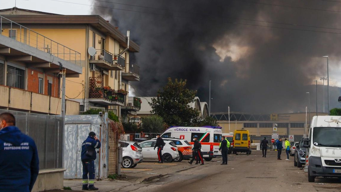 Una densa nube di fumo si è alzata e ha invaso tutta la zona Una densa nube di fumo si è alzata e ha invaso tutta la zona