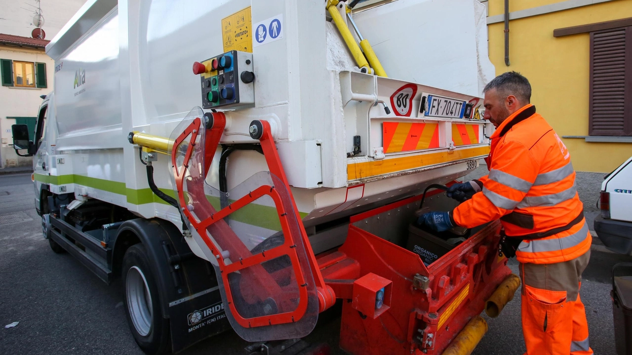 Un operatore ecologico di Alia per la raccolta porta a porta dei rifiuti Un operatore ecologico di Alia per la raccolta porta a porta dei rifiuti