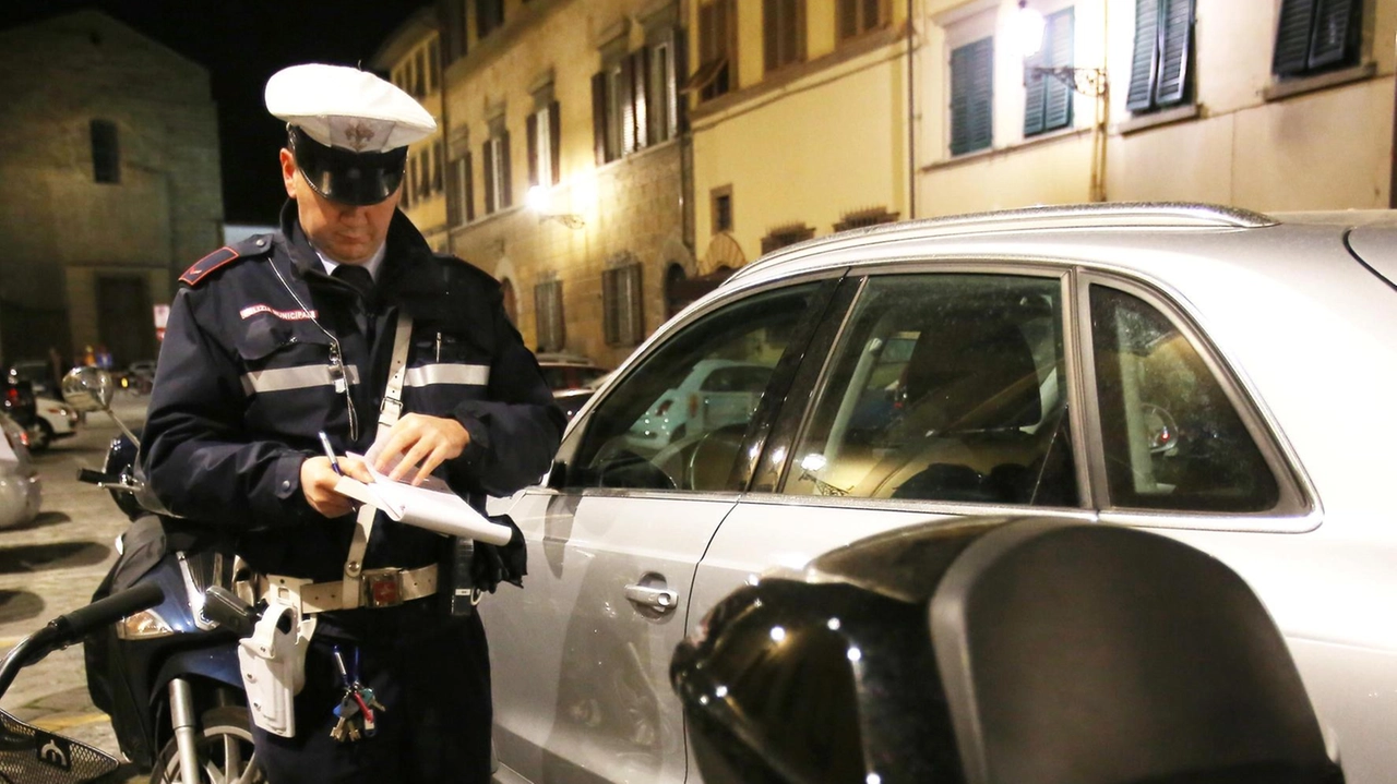 Un agente della polizia municipale in azione Un agente della polizia municipale in azione