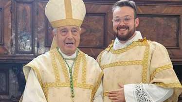 https://www.lanazione.it/image-service/view/acePublic/alias/contentid/MDViYjVmNjktOTRhMi00/0/alessio-da-domani-sacerdote-pratese-25-anni-tanto-entusiasmo.jpeg?f=16:9&w=1200&h=630