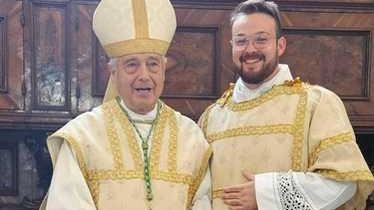 Ha 25 anni, è pratese e pieno di entusiasmo. Alessio Nencetti domani alle 10 sarà ordinato sacerdote dal vescovo Giovanni... Ha 25 anni, è pratese e pieno di entusiasmo. Alessio Nencetti domani alle 10 sarà ordinato sacerdote dal vescovo Giovanni...