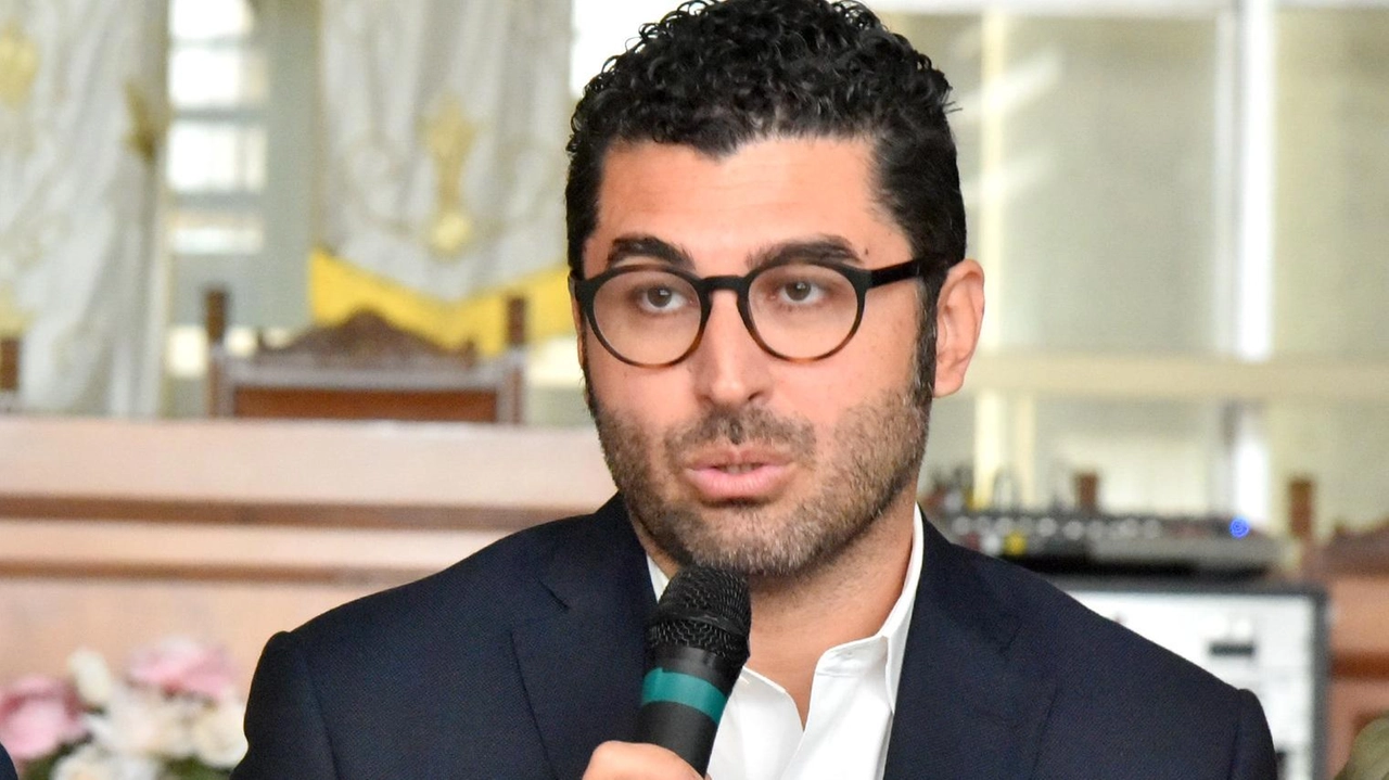Matteo Buoncristiani, sindaco di Follonica, intende aumentare lo staff con un portavoce Matteo Buoncristiani, sindaco di Follonica, intende aumentare lo staff con un portavoce