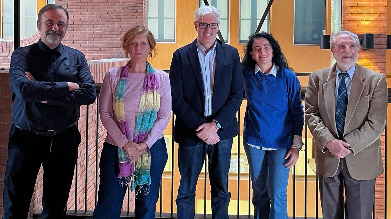Gli organizzatori del «Teatro didattico di Ateneo» inaugurato ieri al Polo Carmignani. A destra l’aula magna gremita Gli organizzatori del «Teatro didattico di Ateneo» inaugurato ieri al Polo Carmignani. A destra l’aula magna gremita