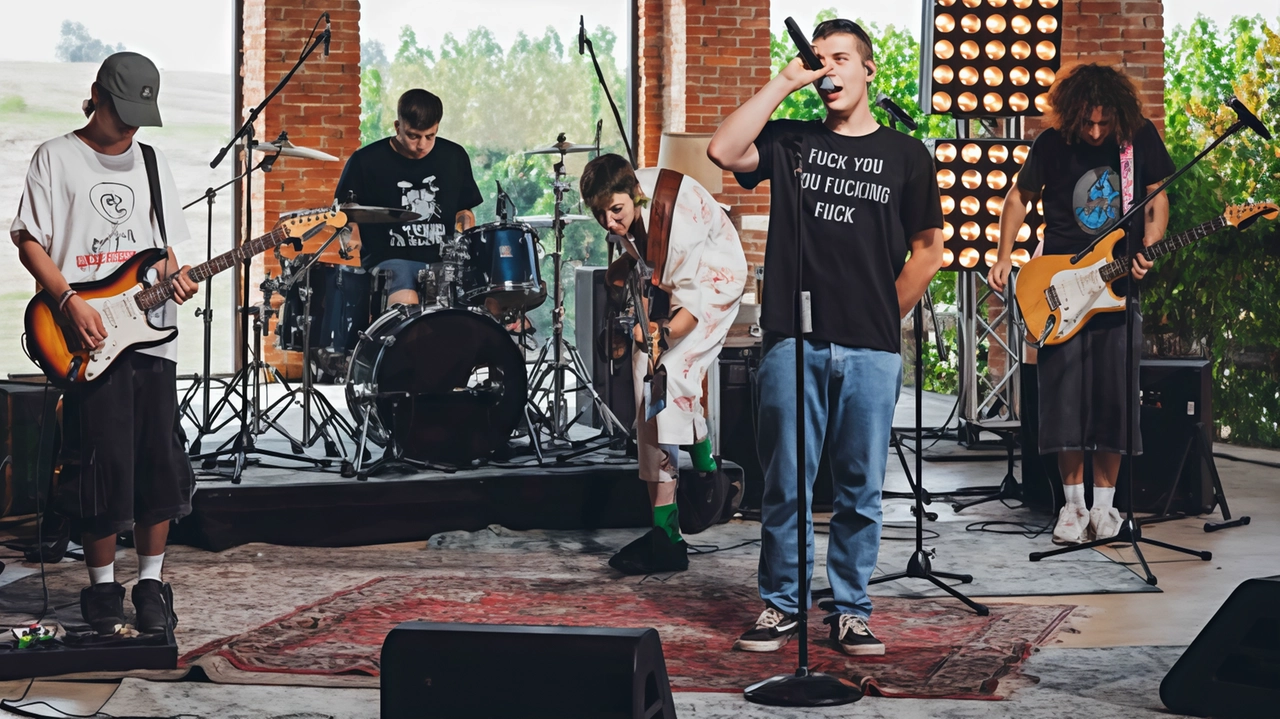 Sale l’attesa per il primo Live Show di X Factor che la band valdarnese dovrà affrontare questa sera a partire dalle 21,15 in diretta su Sky Uno Sale l’attesa per il primo Live Show di X Factor che la band valdarnese dovrà affrontare questa sera a partire dalle 21,15 in diretta su Sky Uno