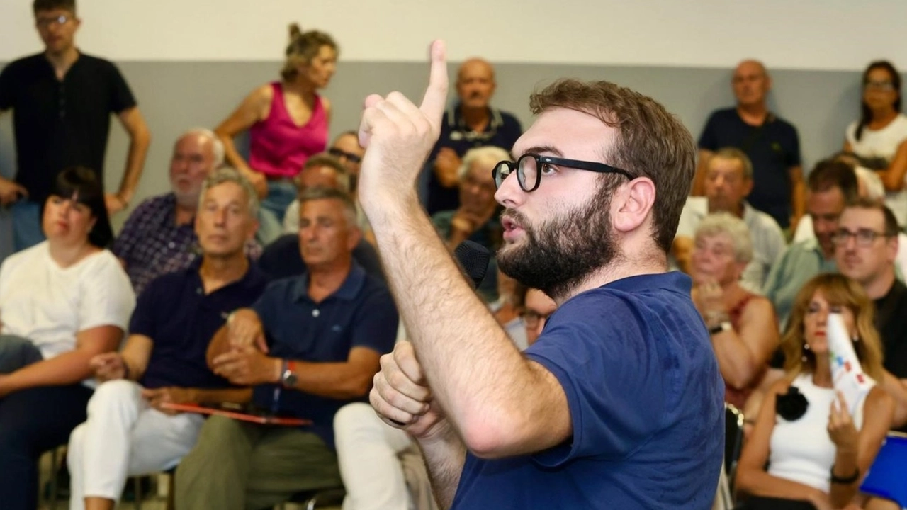 Il sindaco di Empoli Alessio Mantellassi nella sala Avis a Serravalle Il sindaco di Empoli Alessio Mantellassi nella sala Avis a Serravalle