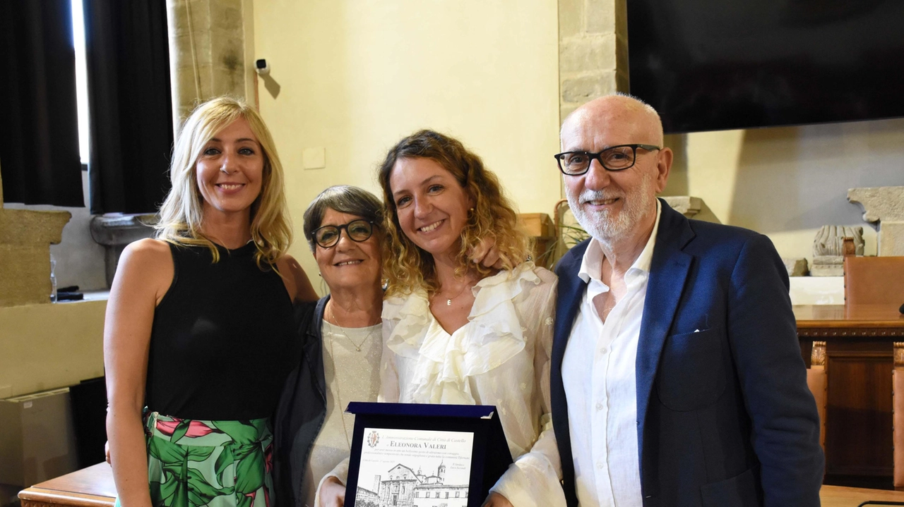 Eleonora Valeri, infermiera del 118, mostra. la targa di riconoscimento ricevuta insieme ai genitori e alla sorella Eleonora Valeri, infermiera del 118, mostra. la targa di riconoscimento ricevuta insieme ai genitori e alla sorella
