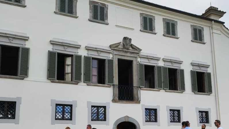 L’inaugurazion eieri di villa Castiglioncelli nella campagna di Cavriglia