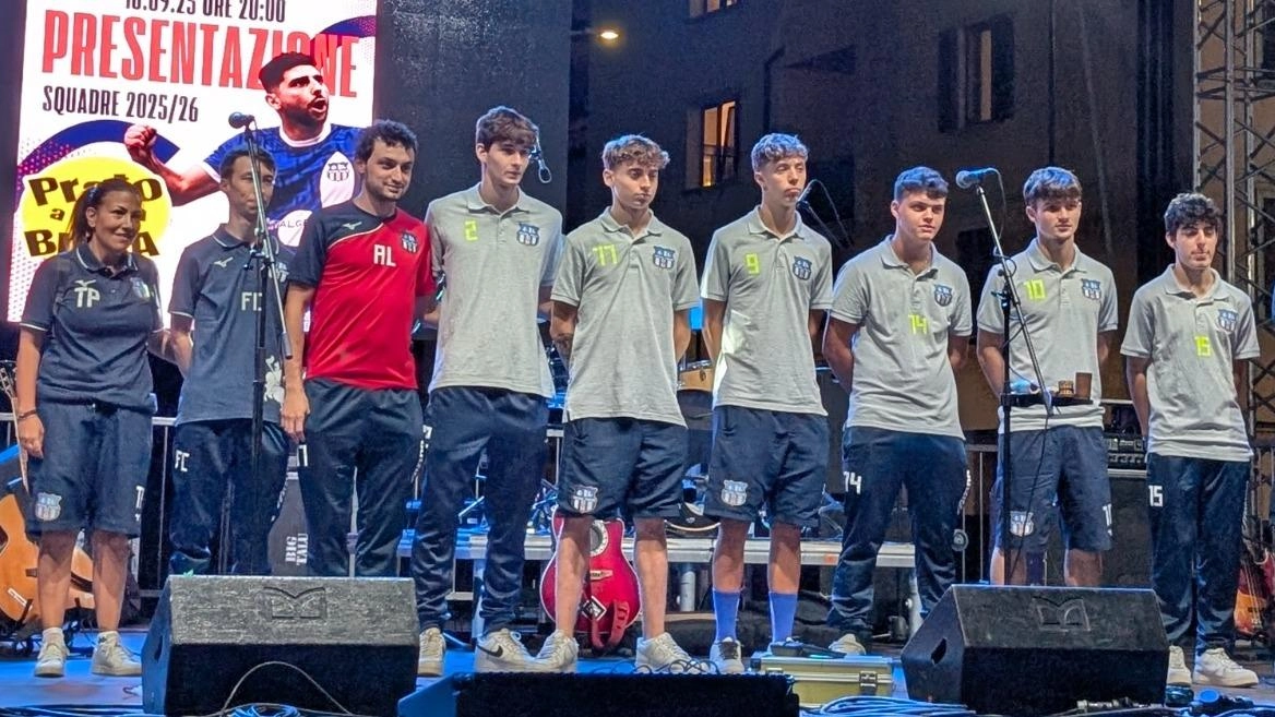 Presentate le squadre in piazza del Mercato Nuovo: tanto entusiasmo. Le maglie, i ragazzi dell’Under 19 e il gruppo che gioca in serie B.
