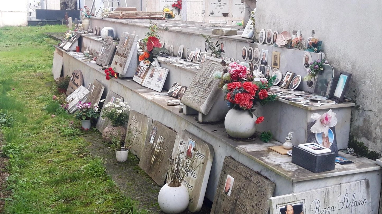 Lapidi,. fotografie e ricordi tristemente accatastate lungo i vialetti interni del cimitero cittadino di via Falcinello Lapidi,. fotografie e ricordi tristemente accatastate lungo i vialetti interni del cimitero cittadino di via Falcinello