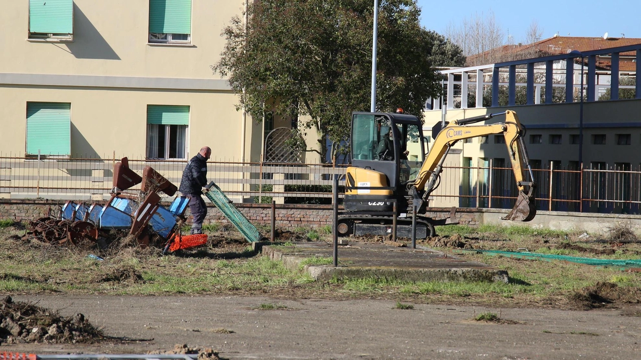 A Pontedera, segnalazioni di presenze sospette nell'ex consorzio agrario: possibili spacciatori individuati dai cittadini. Il degrado della zona favorisce attività illecite vicino alla stazione. Forze dell'ordine hanno già effettuato blitz senza successo. A Pontedera, segnalazioni di presenze sospette nell'ex consorzio agrario: possibili spacciatori individuati dai cittadini. Il degrado della zona favorisce attività illecite vicino alla stazione. Forze dell'ordine hanno già effettuato blitz senza successo.