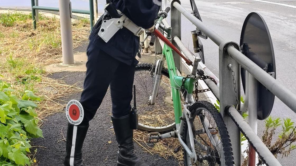 Lotta al degrado. Rimosse 40 bici abbandonate