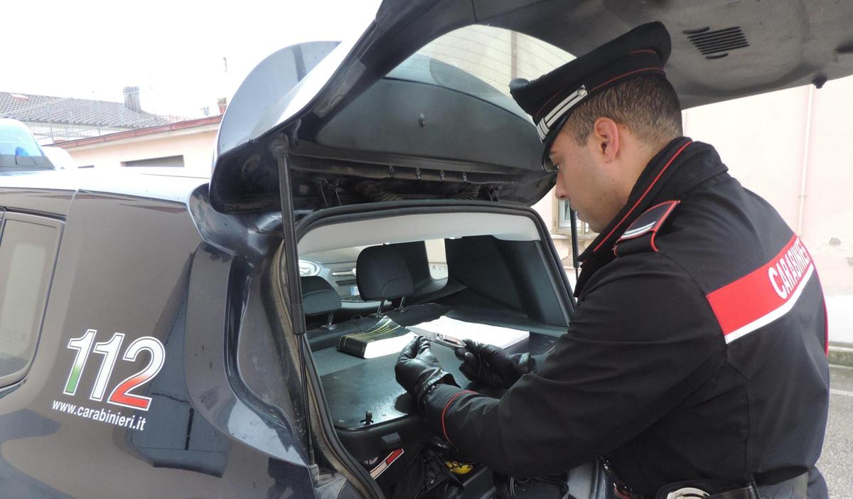 Deruba e ferisce un commerciante. Nella rete il ladro seriale dei negozi. Il centro reagisce con un’assemblea Deruba e ferisce un commerciante. Nella rete il ladro seriale dei negozi. Il centro reagisce con un’assemblea