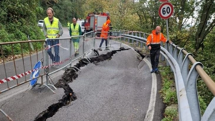 La crepa sulla 325 all’altezza di Rasora