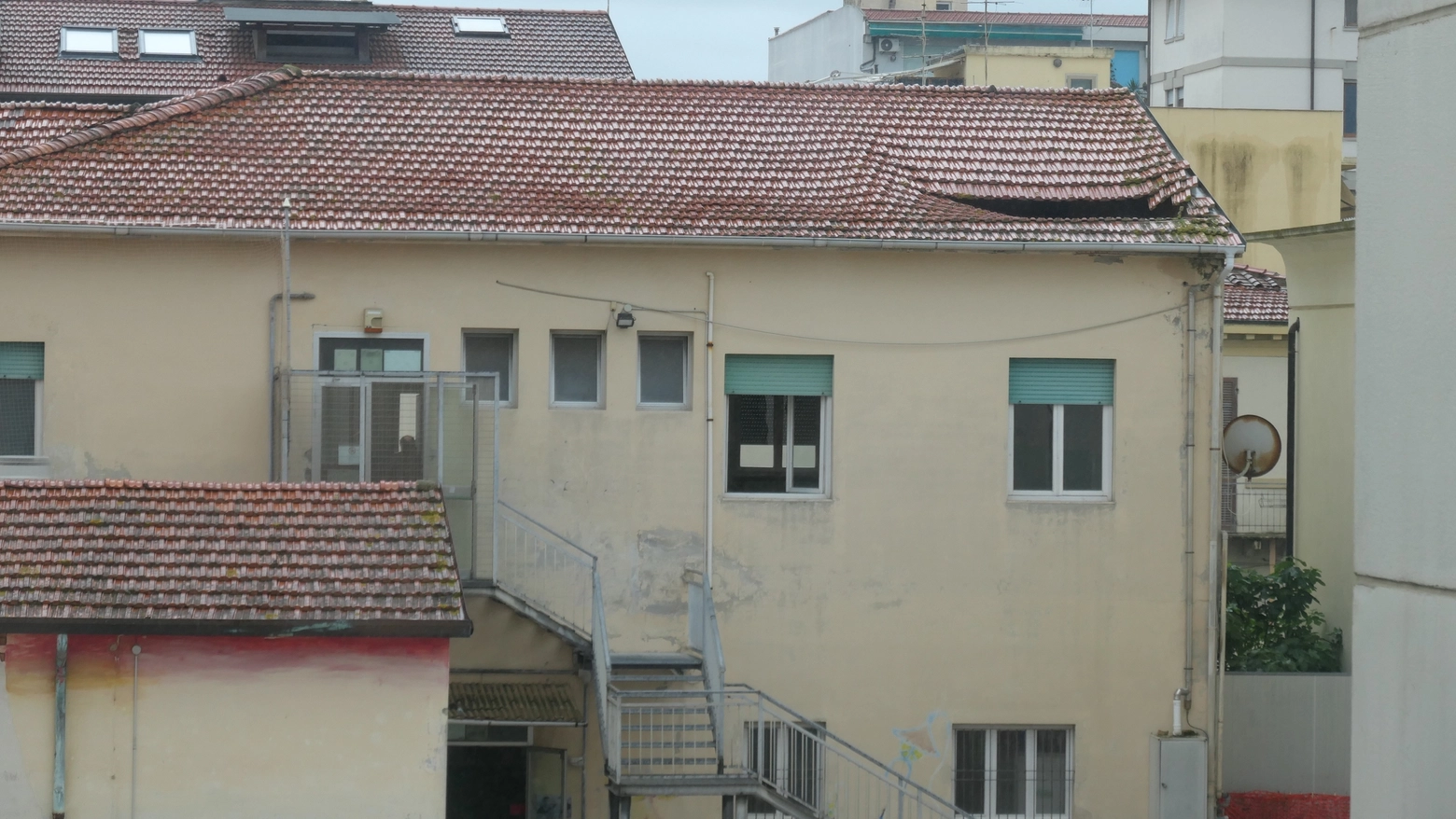 Crolla il tetto allo Scientifico di Viareggio (foto Umicini)