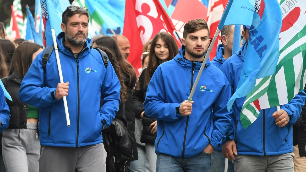 Una recente manifestazione di protesta dei lavoratori del marmo: appena due giorni fa un incidente mortale in cava a Carrara