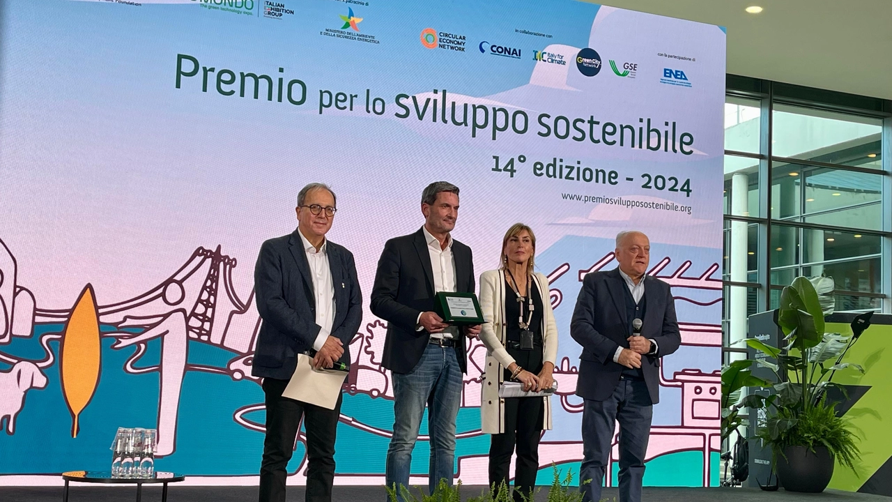 Il presidente De Salvo durante la consegna del premio Il presidente De Salvo durante la consegna del premio