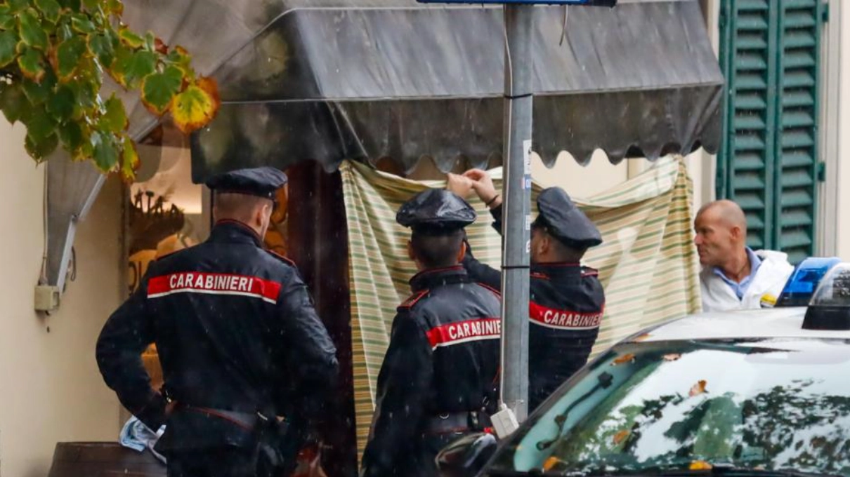I carabinieri di fronte al negozio dove è avvenuto l'omicidio I carabinieri di fronte al negozio dove è avvenuto l'omicidio