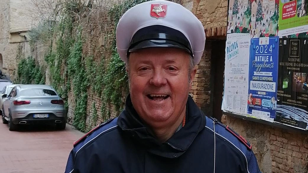Dopo 42 anni di impegno in divisa Alessandro Bagnai (foto) nato e cresciuto a San Gimignano ha lasciato quella... Dopo 42 anni di impegno in divisa Alessandro Bagnai (foto) nato e cresciuto a San Gimignano ha lasciato quella...