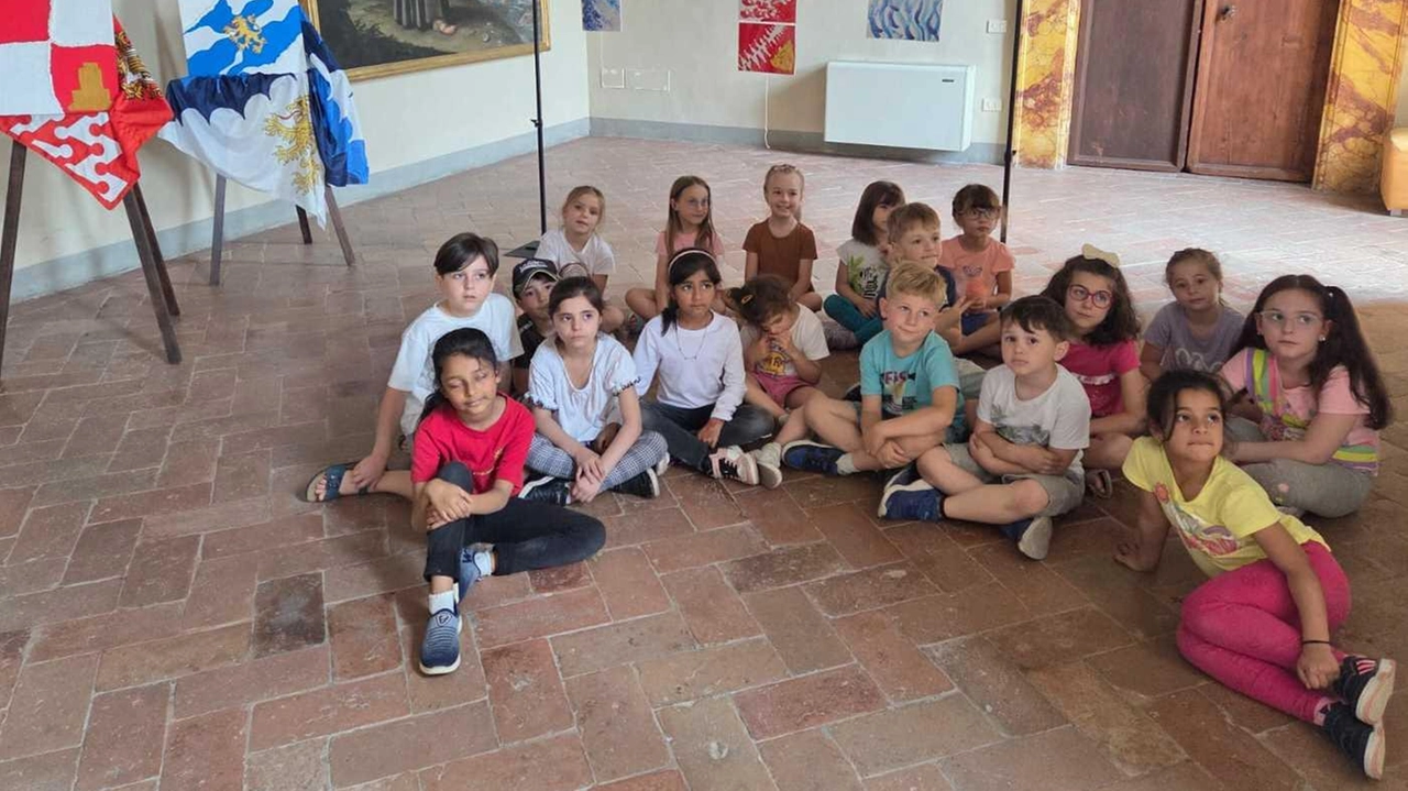Uno dei momenti dell’iniziativa “Di tutti i colori: Quartieri in festa“ a palazzo Chigi, che ha coinvolto la scuola primaria di San Quirico d’Orcia Uno dei momenti dell’iniziativa “Di tutti i colori: Quartieri in festa“ a palazzo Chigi, che ha coinvolto la scuola primaria di San Quirico d’Orcia
