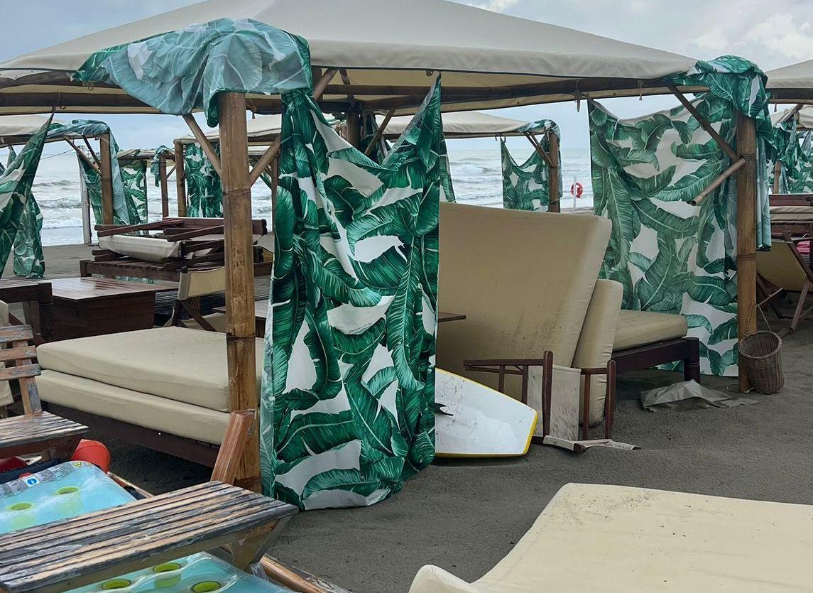 https://www.lanazione.it/image-service/view/acePublic/alias/contentid/MDY2ZGZjNDMtM2MwNy00/0/bagni-spazzati-via-al-twiga-divelte-le-tende-griffate.jpeg?f=1.90:1&w=1200
