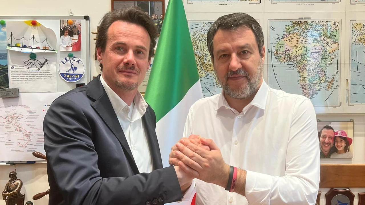 Il sindaco di Ponsacco Gabriele Gasperini ha postato sul suo profilo Facebook questa foto con il ministro Matteo Salvini