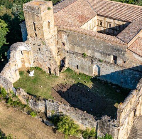 https://www.lanazione.it/image-service/view/acePublic/alias/contentid/MDY3MDJmNmItNzg2Mi00/0/riapre-la-badia-camaldolese-ecco-gli-orari.jpeg