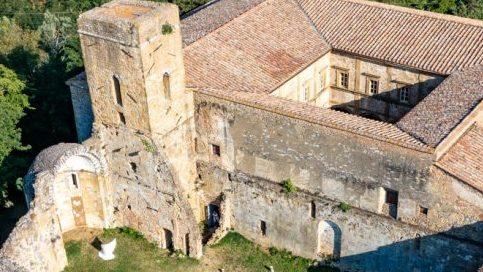 VOLTERRA Da venerdì 4 luglio, uno dei gioielli storici e artistici del territorio volterrano, la Badia Camaldolese, riapre le sue porte...