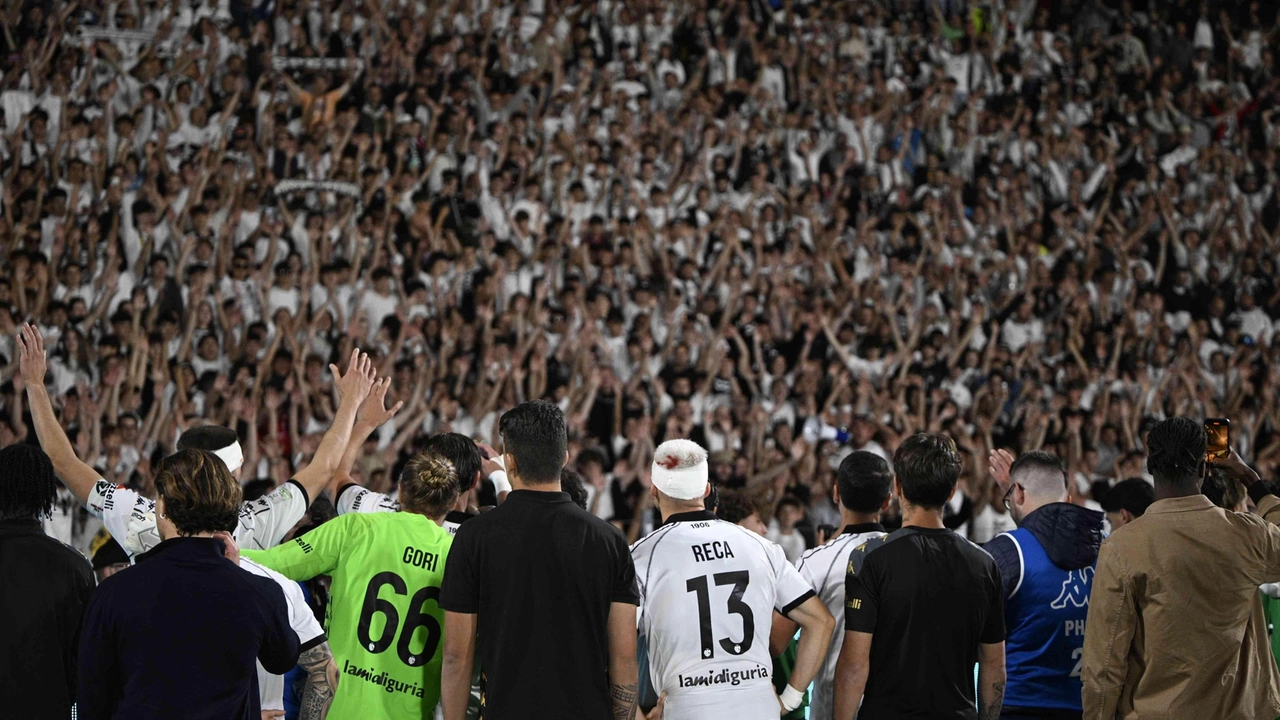 Il muro bianco assieme ai calciatori in occasione degli ultimi play off promozione