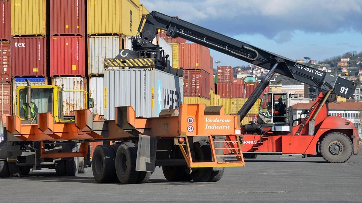 Operazioni di trasferimento di un container nel porto della Spezia (. foto d’archivio Operazioni di trasferimento di un container nel porto della Spezia (. foto d’archivio