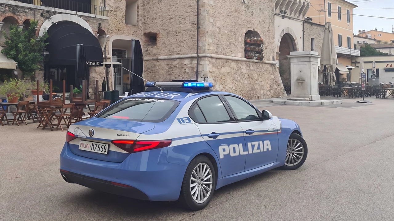 Una pattuglia della Polizia di Forte dei Marmi durante alcuni controlli in città Una pattuglia della Polizia di Forte dei Marmi durante alcuni controlli in città