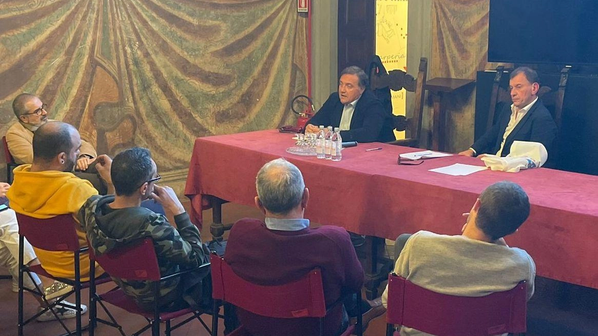 Insieme ai ferri taglienti, possono fregiarsi del titolo anche la pietra di Firenzuola e le ceramiche borghigiane . Insieme ai ferri taglienti, possono fregiarsi del titolo anche la pietra di Firenzuola e le ceramiche borghigiane .