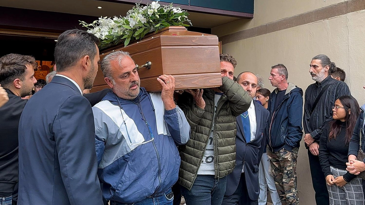 L’uscita della bara dopo il funera di Fiorenzo alla chiesa di San Bartolo in Tuto L’uscita della bara dopo il funera di Fiorenzo alla chiesa di San Bartolo in Tuto