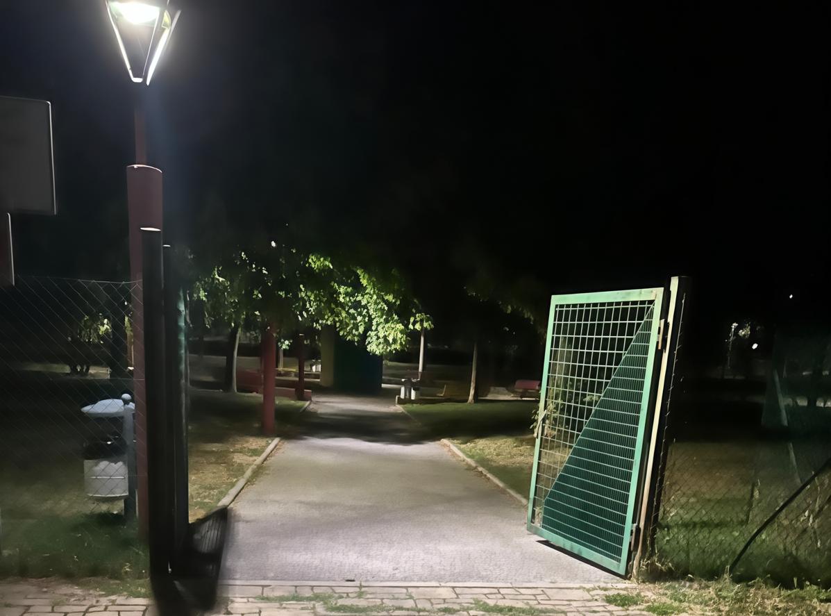 Parco di via Emialia aperto di notte. Rumori e degrado: la protesta dei residenti
