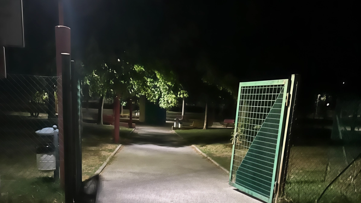 Polemica estiva per il parco di via Emilia con i residenti di zona che lamentano rumori molesti e schiamazzi a...