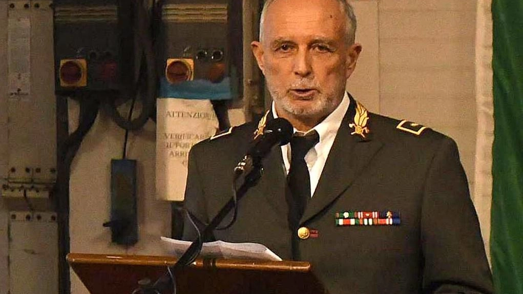 Le autorità che hanno seguito la cerimonia e il comandante Alessandro Gabrielli Le autorità che hanno seguito la cerimonia e il comandante Alessandro Gabrielli
