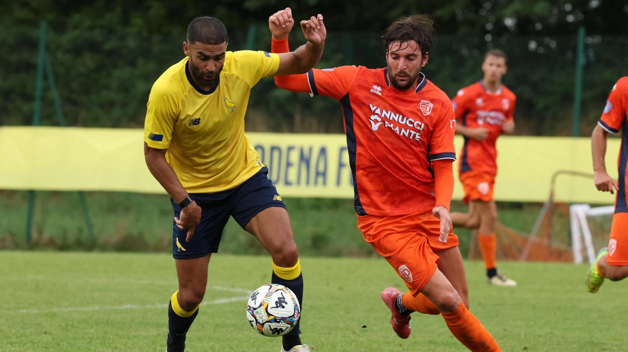 Un duello a centrocampo fra Gregoire Defrel e Simone Biagi (Fiocchi) Un duello a centrocampo fra Gregoire Defrel e Simone Biagi (Fiocchi)